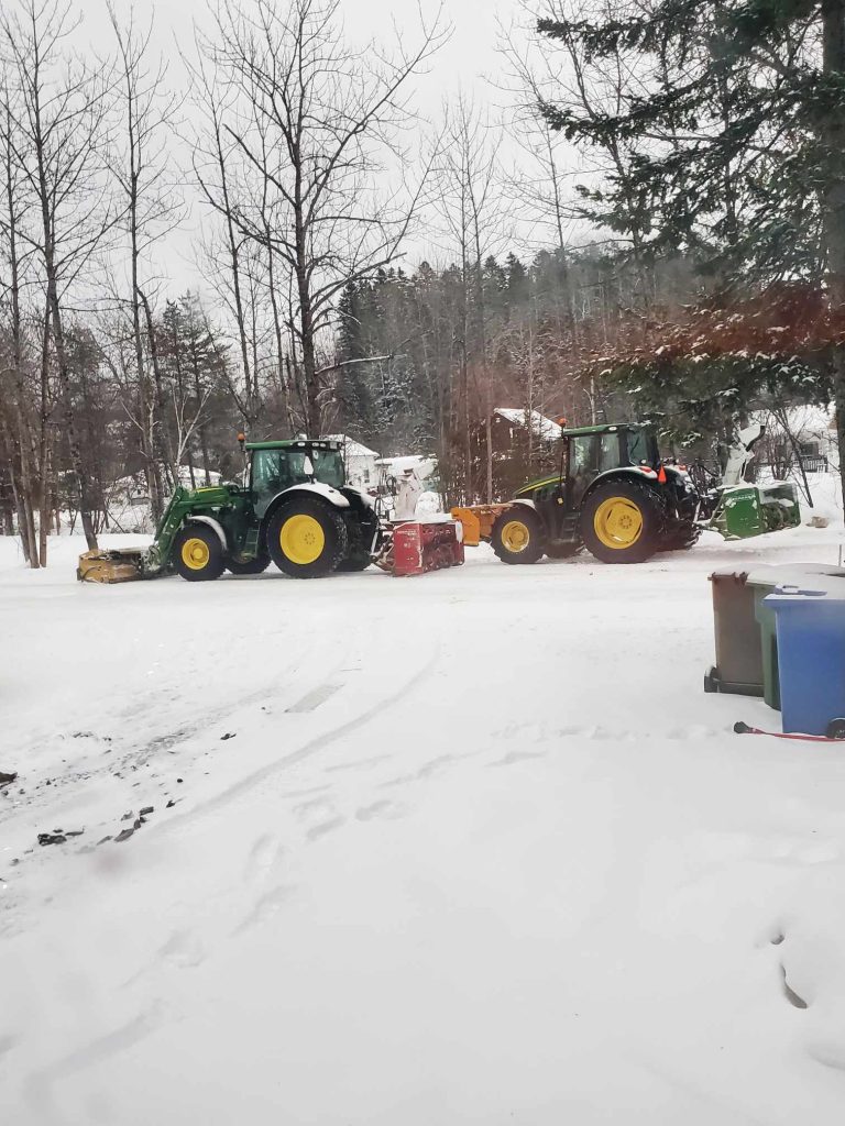 déneigement excavation transport bois chauffage Matane St-René débroussages travaux terrassement sable terre gravier pierre net pelle mécanique location chemin forestier tracteur