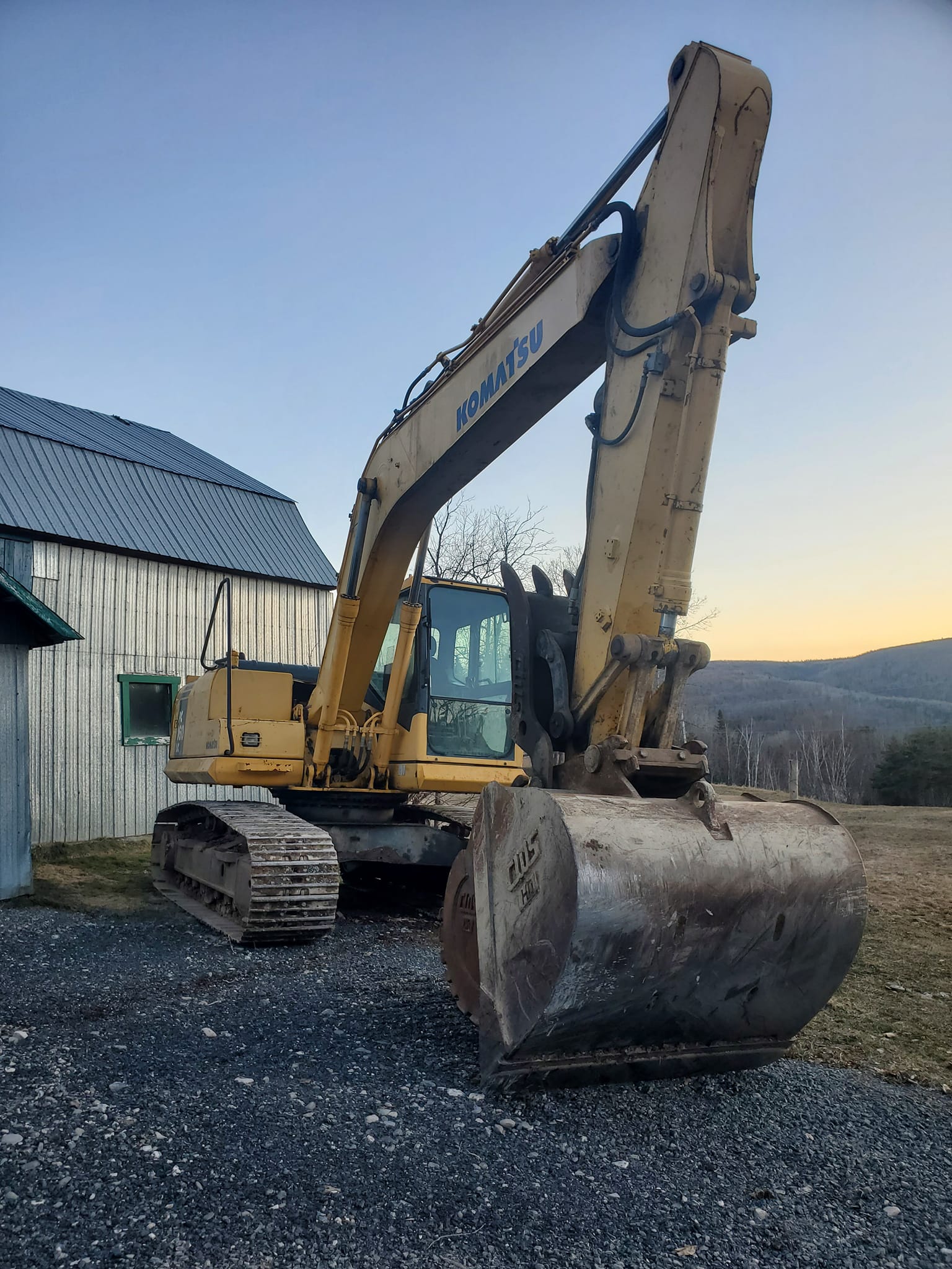 déneigement excavation transport bois chauffage Matane St-René débroussages travaux terrassement sable terre gravier pierre net pelle mécanique location chemin forestier